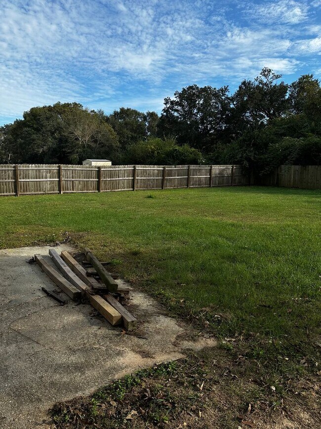 Building Photo - Country Living