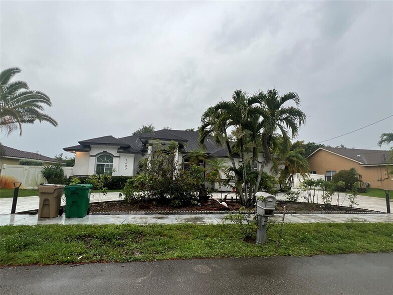 Building Photo - 7400 SW 37th Ct