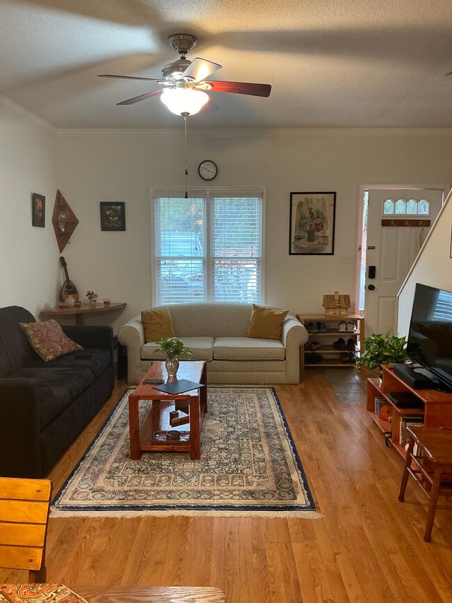 Building Photo - 1 Bedroom/2 .5 Bath Condo located in River...