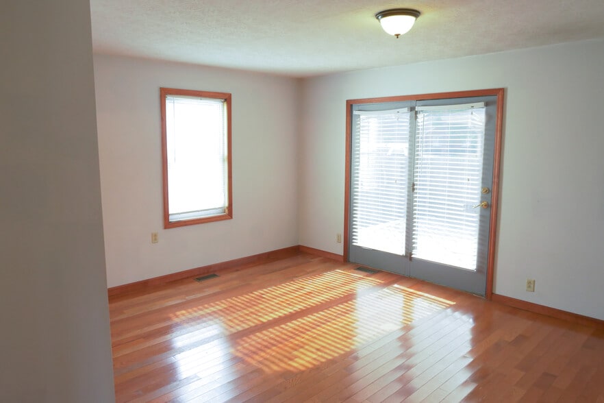 Building Photo - 105 W 5th St