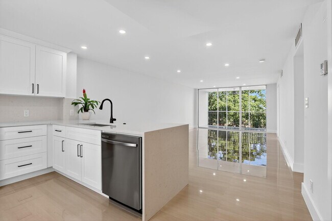 Building Photo - 2651 S Palm Aire Dr