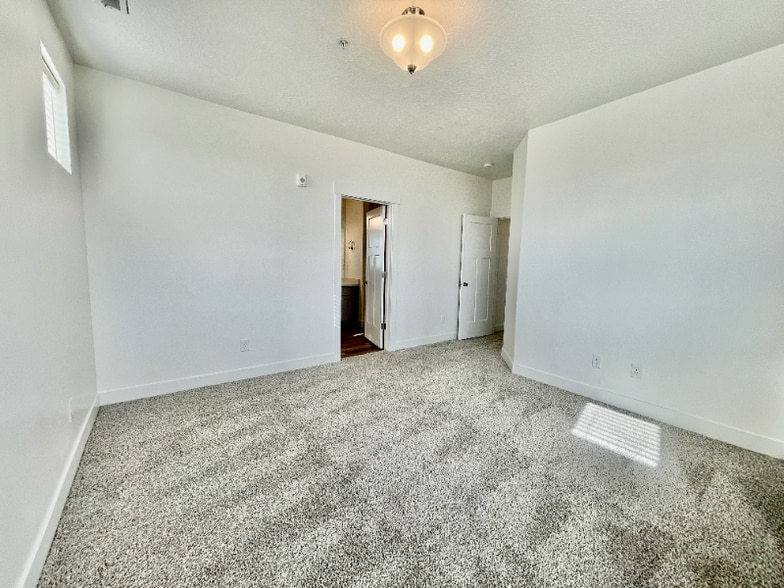 Building Photo - 701 N 380 W