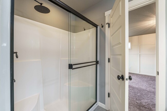 Building Photo - Stunning Salmon Creek Gem for Rent! - 3 Be...
