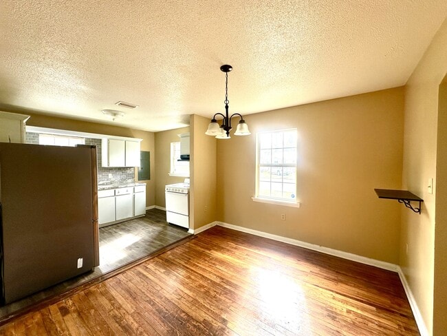 Building Photo - 606 E Adair St