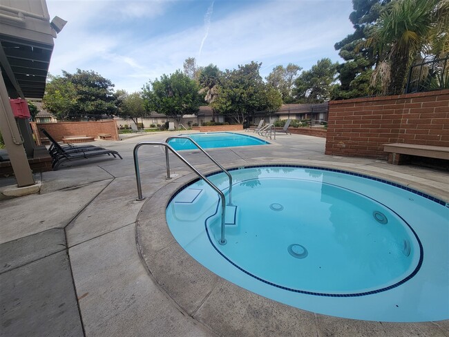 Building Photo - Oxnard Condo