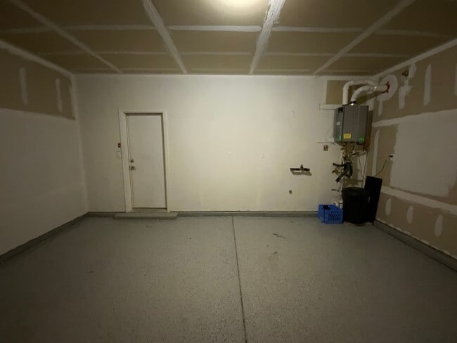 Building Photo - Beautiful 3 Bedroom Plus Office Recent Con...
