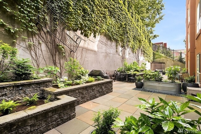 Building Photo - 108 5th Ave S