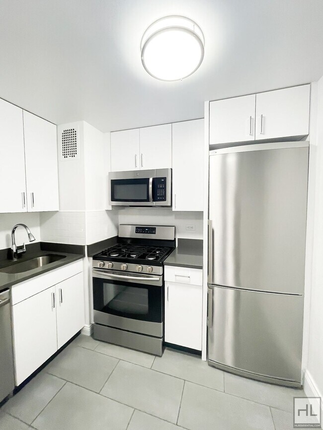 Building Photo - 5 AVENUE