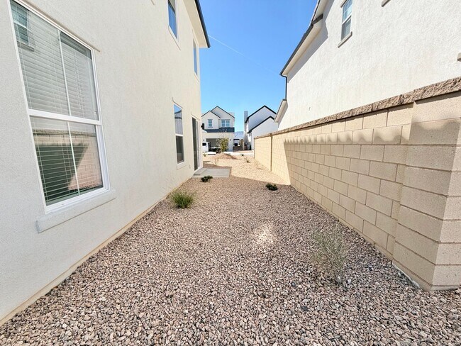 Building Photo - Desert Color 4 Bed Home!