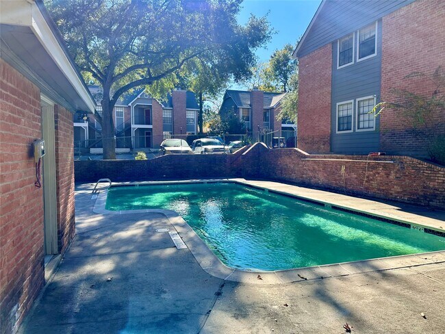 Building Photo - 2401 Sycamore Ave