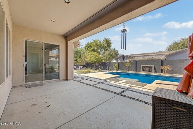 Building Photo - 1902 E Desert Ln