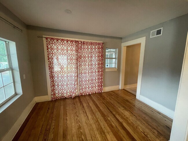 Building Photo - Woodlawn Gem!!