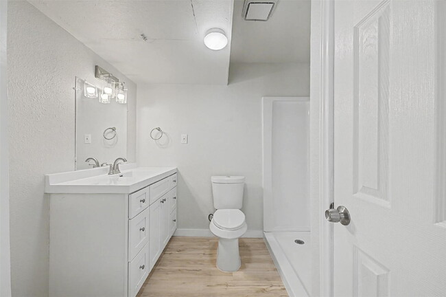 Building Photo - Fully renovated 1 bed, 1 bath apartments - Utilities Included