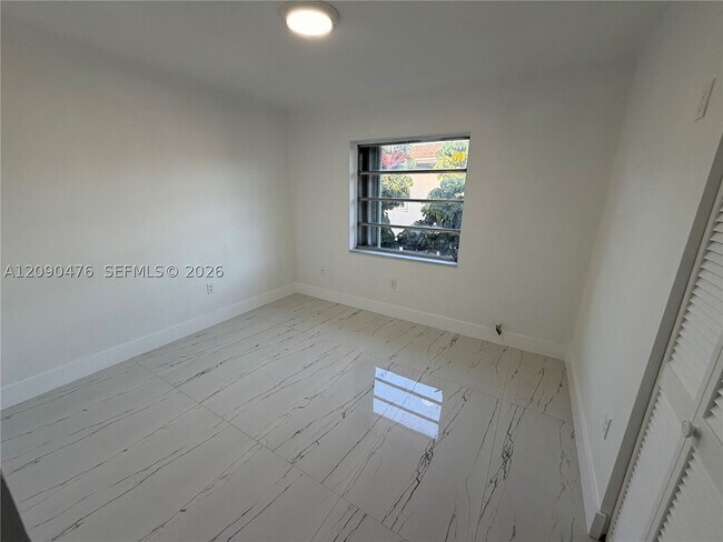 Building Photo - 1760 W 42nd St