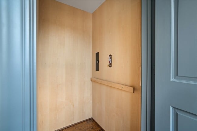 Building Photo - 5527 Briar Dr