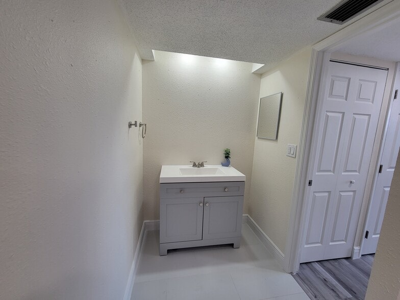 Building Photo - 500 Treasure Island Cswy