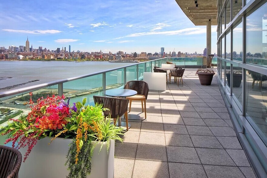 Rooftop Seating - 20 Newport Pky