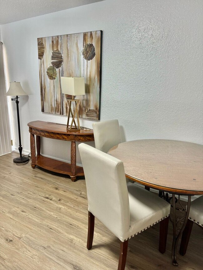 Building Photo - Fully furnished townhome for rent