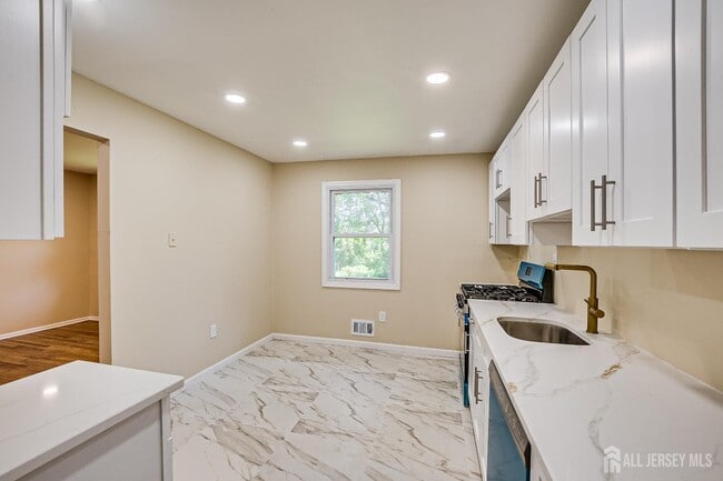 Building Photo - 5 Pelmont Pl