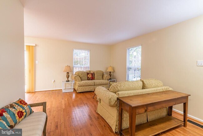 Building Photo - 7 Valleyfield Ct