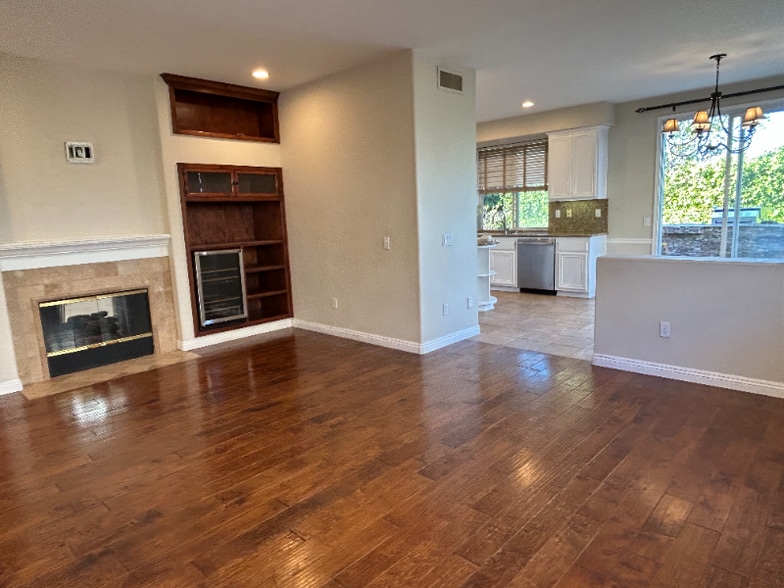 Building Photo - 2027 Warble Ct