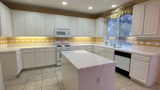 Building Photo - 1367 Gwerder St