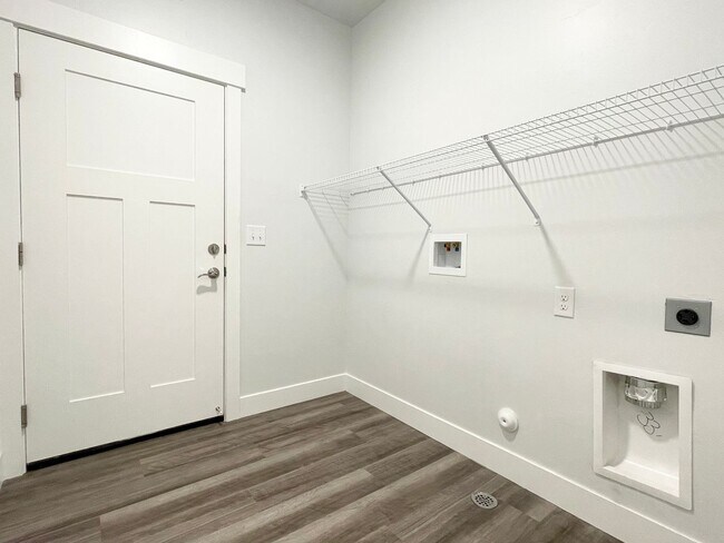 Building Photo - Spacious Condo Near Primary Children’s Hospital!