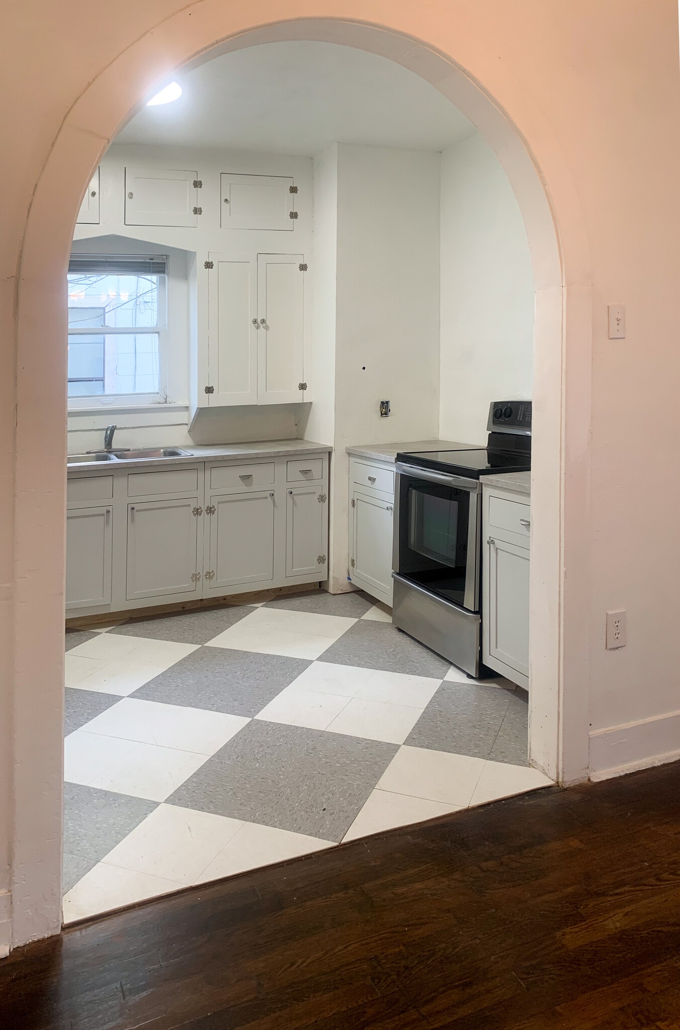 Building Photo - 818 W Lynwood Ave