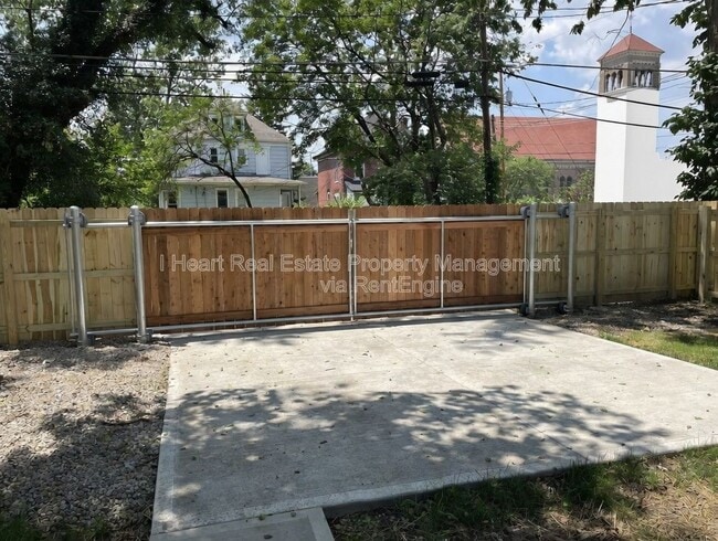 Building Photo - 33 Whitethorne Ave