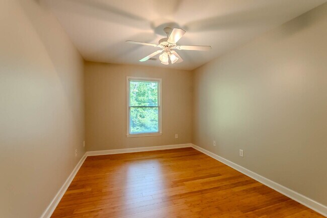 Building Photo - 5 Bedroom Home in Hermitage! Backs Up To T...