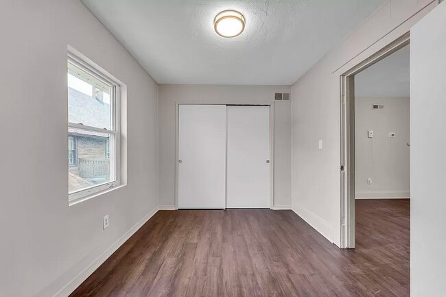 Building Photo - 2120 Robin St