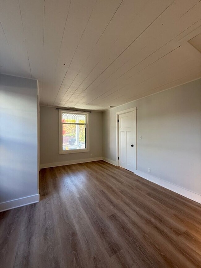 Building Photo - Updated ground floor unit in vintage duple...