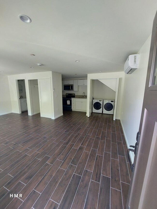Building Photo - Brand new studio in LA
