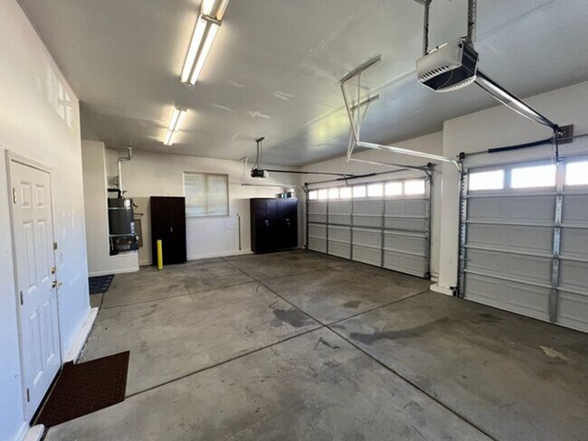 Building Photo - Beautiful Three Bedroom in the Golf Cou...