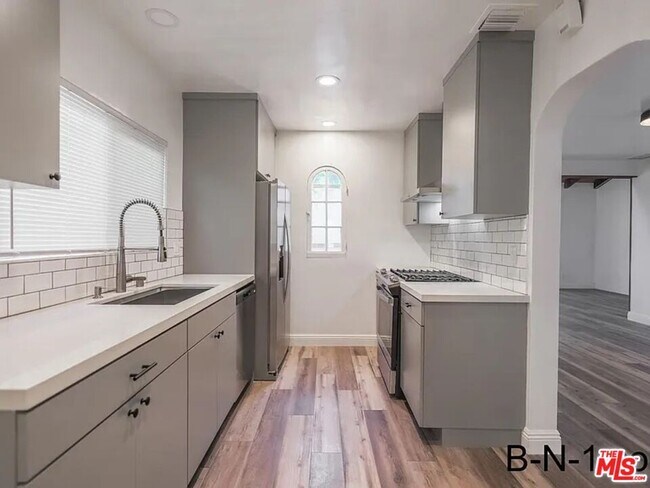 Building Photo - 923 N Stanley Ave