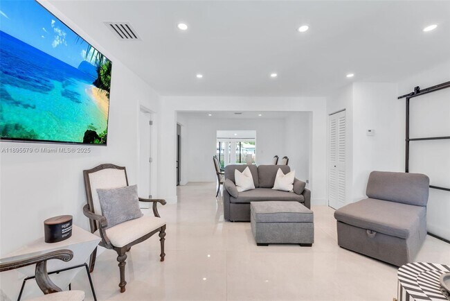 Building Photo - 231 NE 45th St