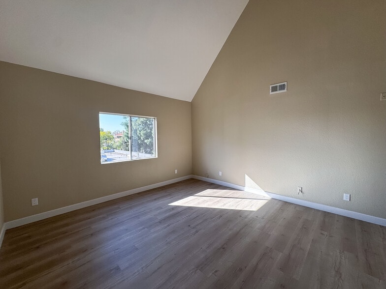 Building Photo - 156 S Oak Knoll Ave