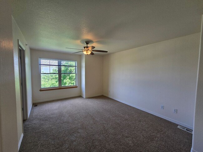 Building Photo - Covered parking? covered private deck? Dakota Ridge 2 Bedroom 2.5 Bath Condo