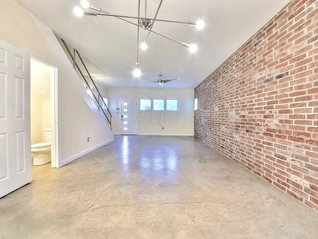 Building Photo - Stylish Two Story Townhome in the Cedars District of Dallas