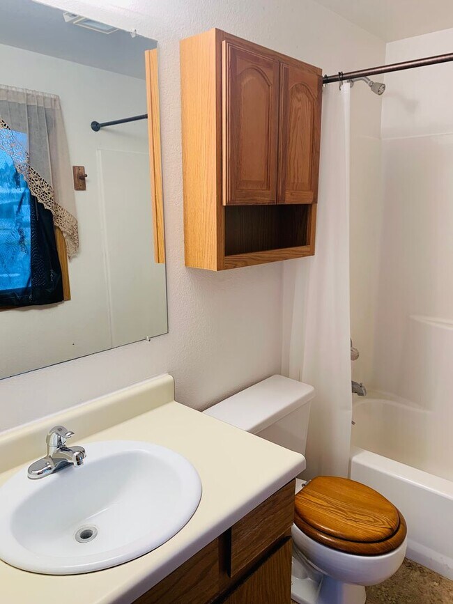 Building Photo - Split Level - 2 Bed - 1 Bath - Lolo Condo