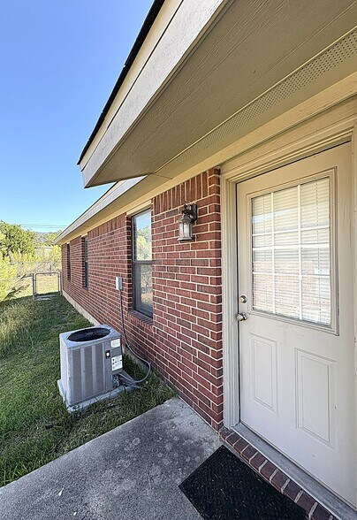 Building Photo - 2808 Ashley Dr
