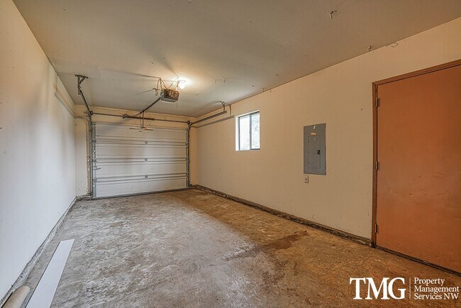 Building Photo - Classical Cute Duplex w/ 2 Bed 1 Bath in Washougal!