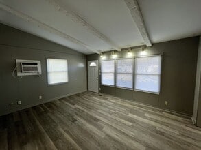 Building Photo - 3BR 1bath House - Available Mid October 2025