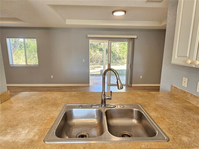 Building Photo - 8470 Drolet Ave