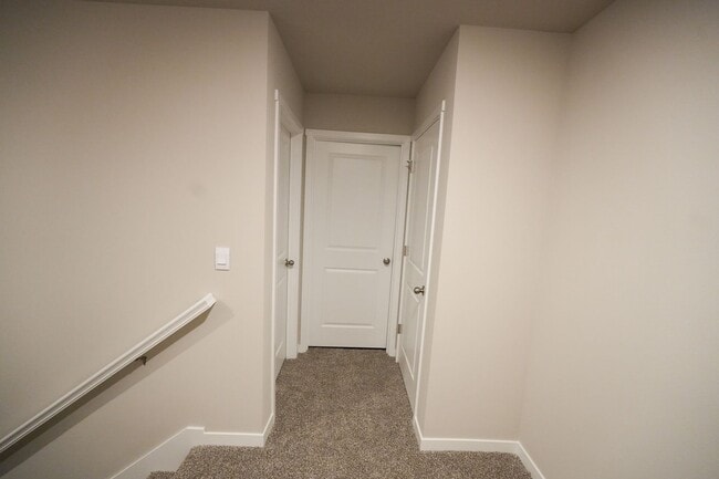 Building Photo - Available April 1st!! Townhome!! Near to I...