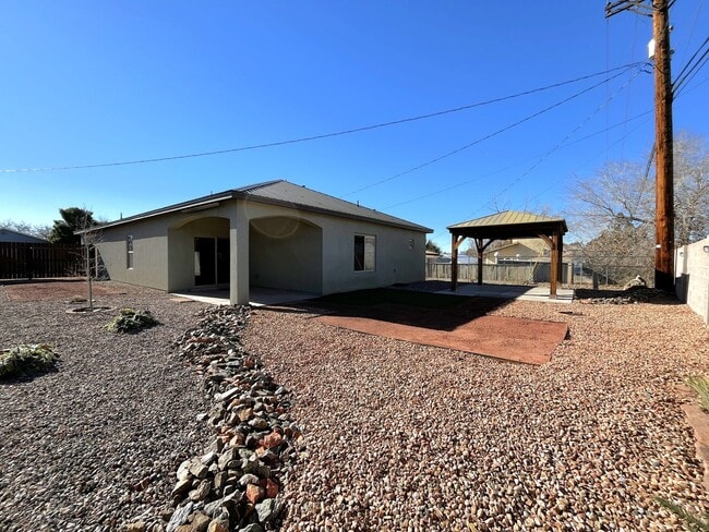 Building Photo - Lovely 3 Bedroom 2 Bathroom Home In NE ABQ!