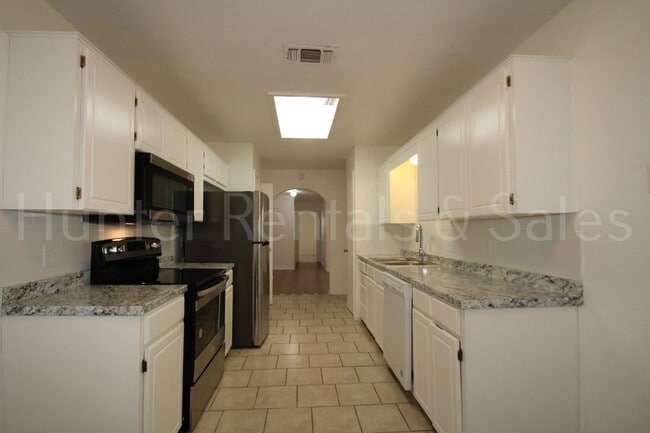 Building Photo - Bright and Open 3 Bedroom Home in Cove!