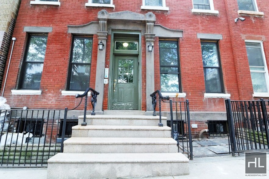 Building Photo - COZY AND SUNNY 3 BEDROOM ADELPHI STREET/FO...