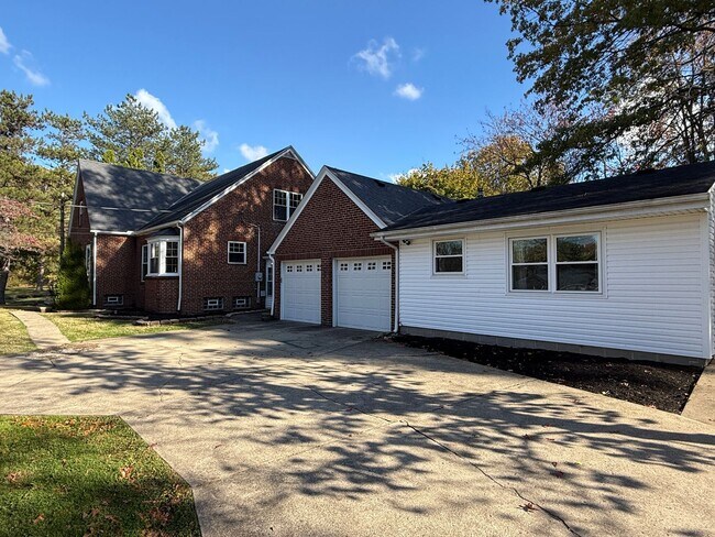 Building Photo - Spacious 4-Bedroom Property with In-Law Su...