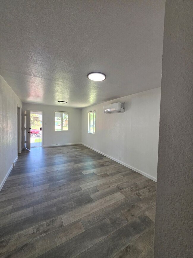 Building Photo - 3 Bedroom 1 Bath Home